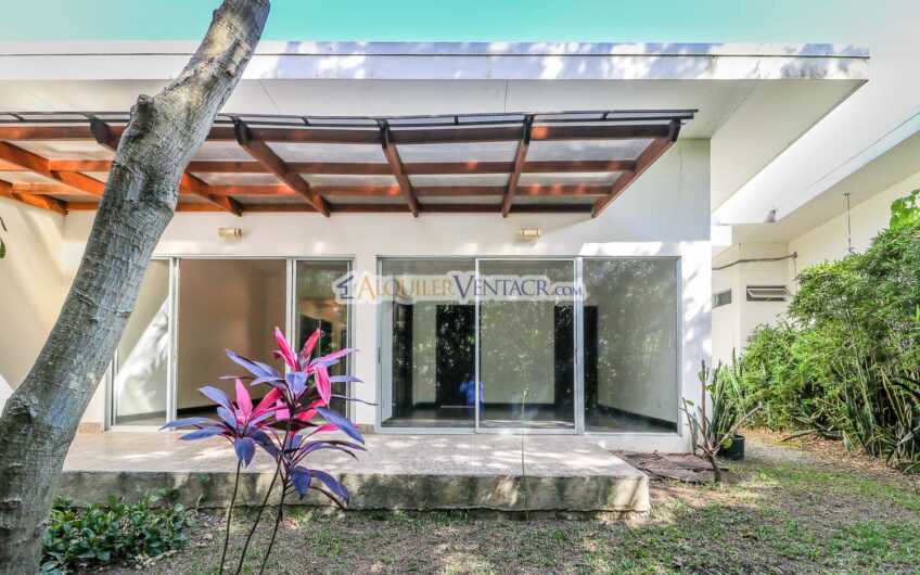 Condo de Un Nivel con línea blanca y jardín en Brasil de Santa Ana