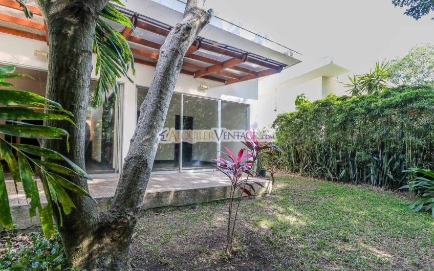 Condo de Un Nivel con línea blanca y jardín en Brasil de Santa Ana