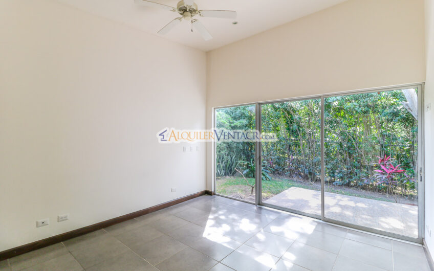 Condo de Un Nivel con línea blanca y jardín en Brasil de Santa Ana