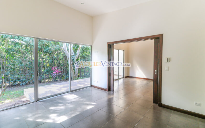 Condo de Un Nivel con línea blanca y jardín en Brasil de Santa Ana