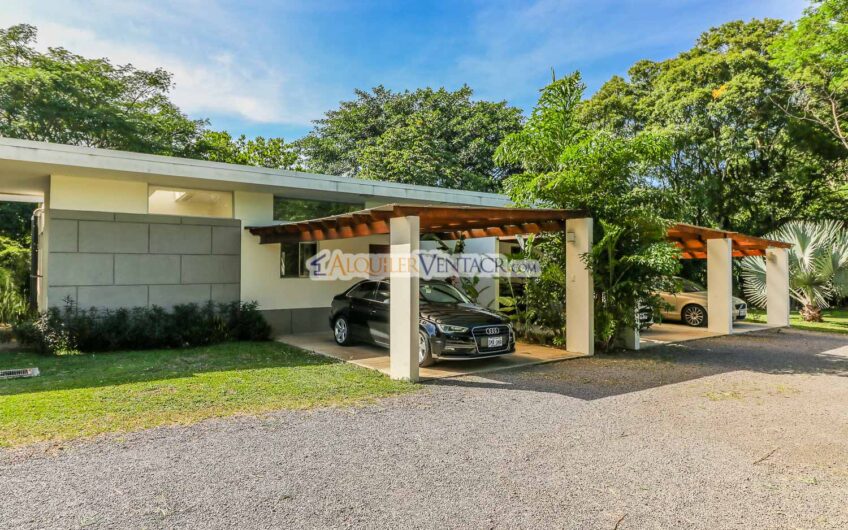Condo de Un Nivel con línea blanca y jardín en Brasil de Santa Ana