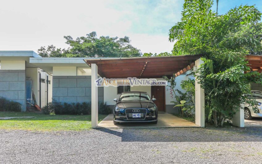 Condo de Un Nivel con línea blanca y jardín en Brasil de Santa Ana