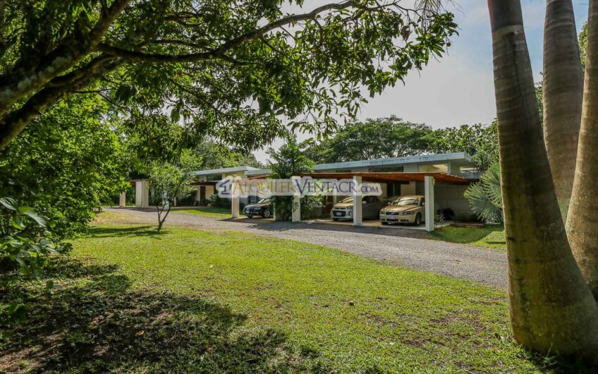 Condo de Un Nivel con línea blanca y jardín en Brasil de Santa Ana