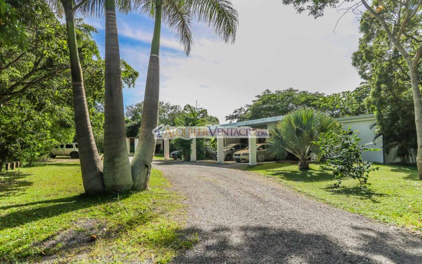 Condo de Un Nivel con línea blanca y jardín en Brasil de Santa Ana