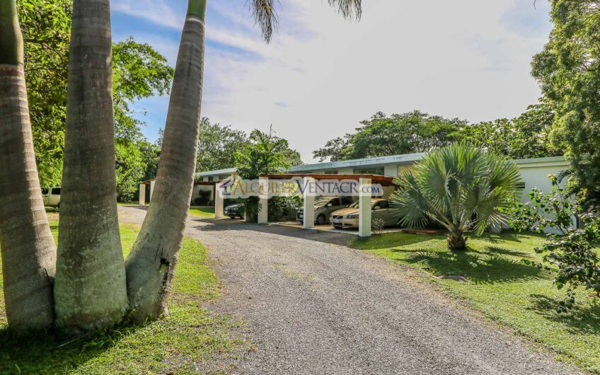 Condo de Un Nivel con línea blanca y jardín en Brasil de Santa Ana