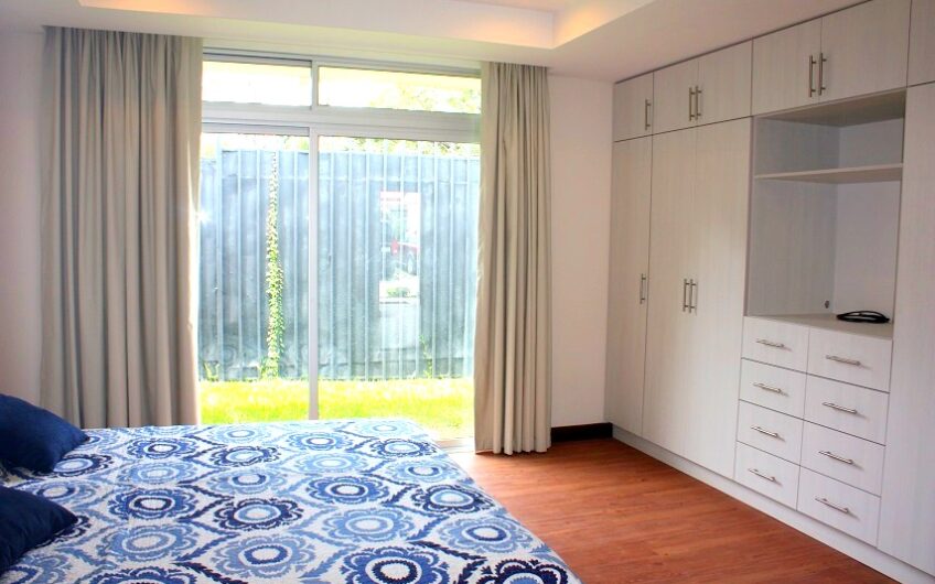 Condo de un nivel de 2 habit. con jardín en Santa Ana Pozos