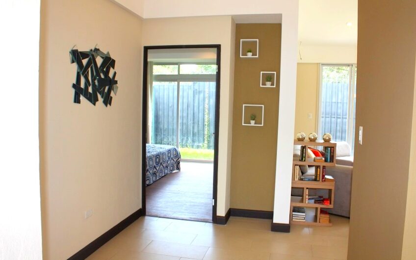 Condo de un nivel de 2 habit. con jardín en Santa Ana Pozos