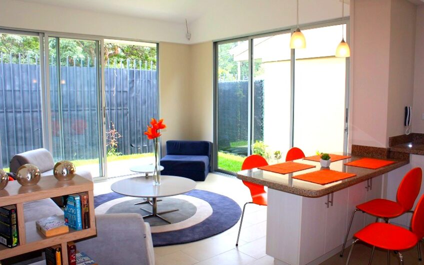 Condo de un nivel de 2 habit. con jardín en Santa Ana Pozos