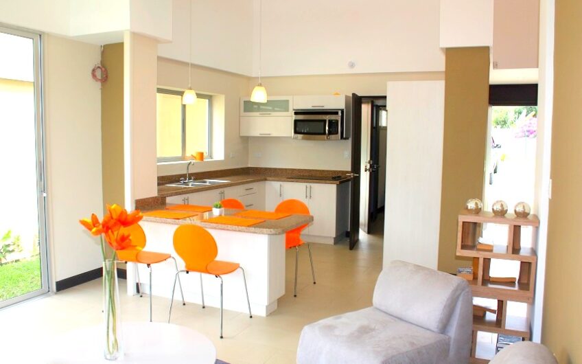 Condo de un nivel de 2 habit. con jardín en Santa Ana Pozos