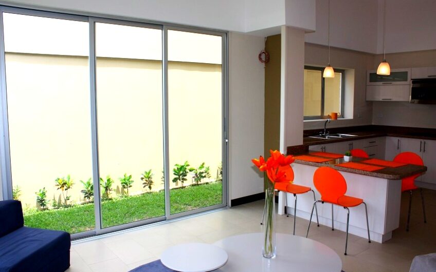 Condo de un nivel de 2 habit. con jardín en Santa Ana Pozos