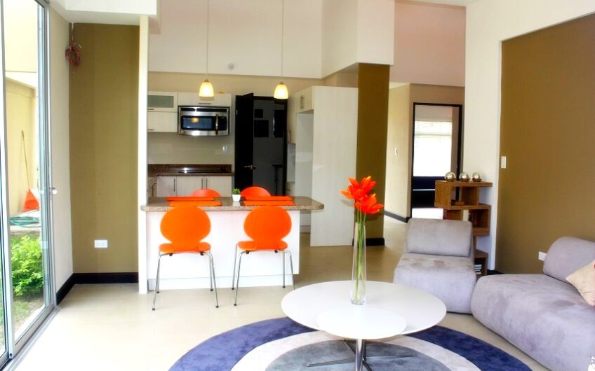 Condo de un nivel de 2 habit. con jardín en Santa Ana Pozos