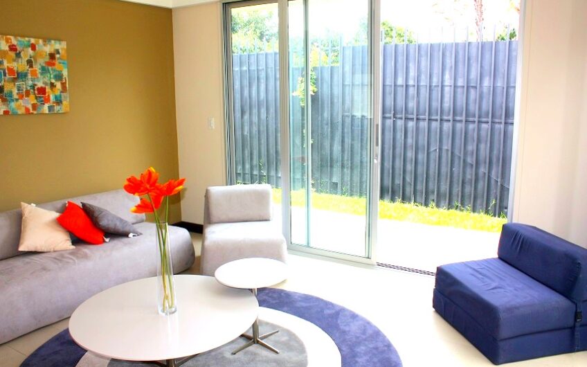 Condo de un nivel de 2 habit. con jardín en Santa Ana Pozos