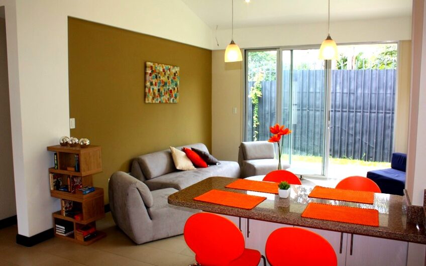 Condo de un nivel de 2 habit. con jardín en Santa Ana Pozos