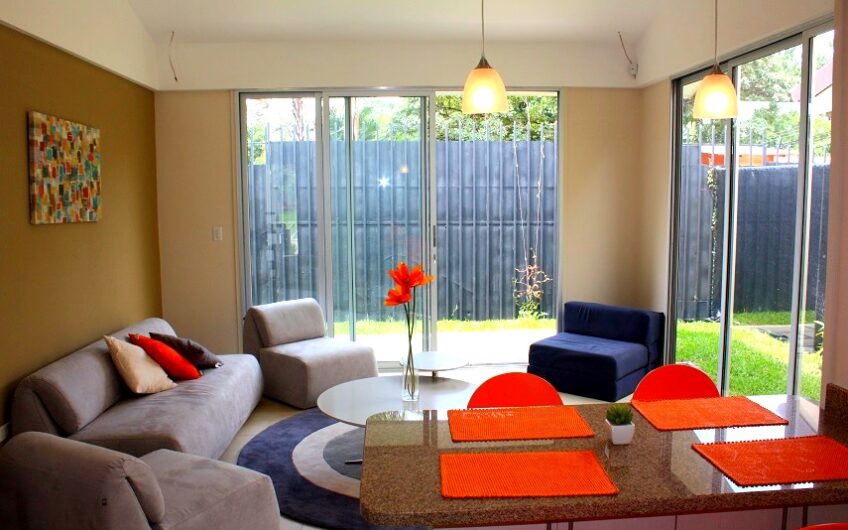 Condo de un nivel de 2 habit. con jardín en Santa Ana Pozos