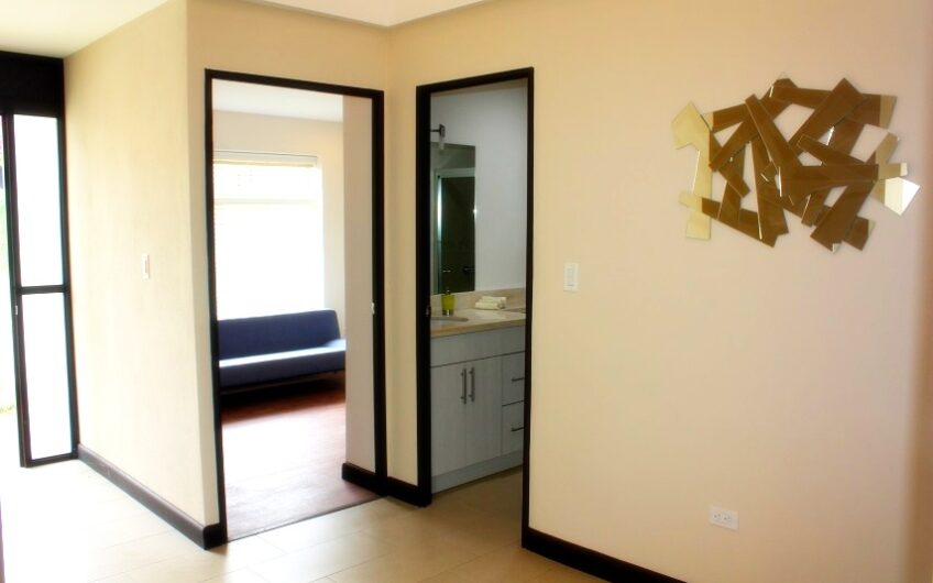 Condo de un nivel de 2 habit. con jardín en Santa Ana Pozos