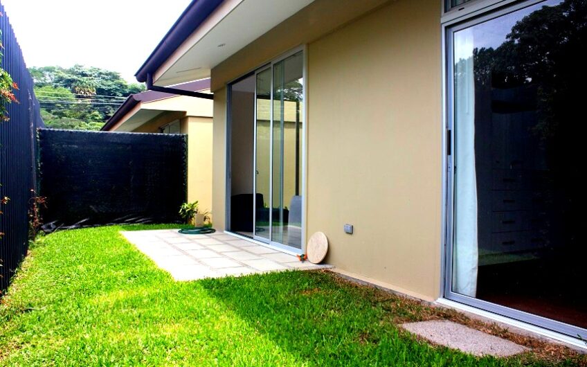 Condo de un nivel de 2 habit. con jardín en Santa Ana Pozos