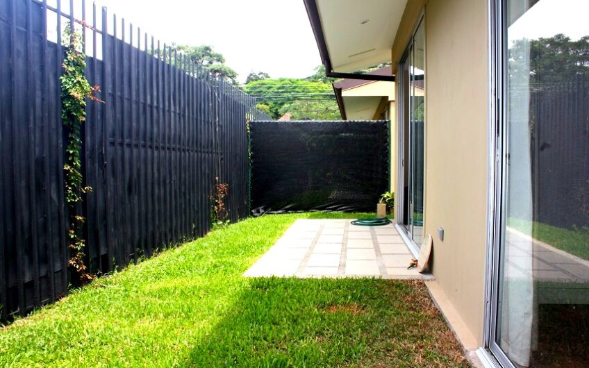 Condo de un nivel de 2 habit. con jardín en Santa Ana Pozos