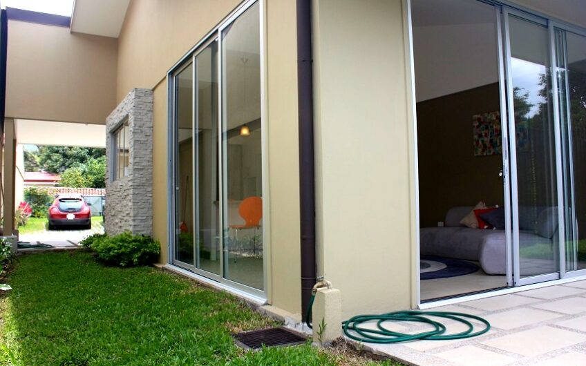 Condo de un nivel de 2 habit. con jardín en Santa Ana Pozos