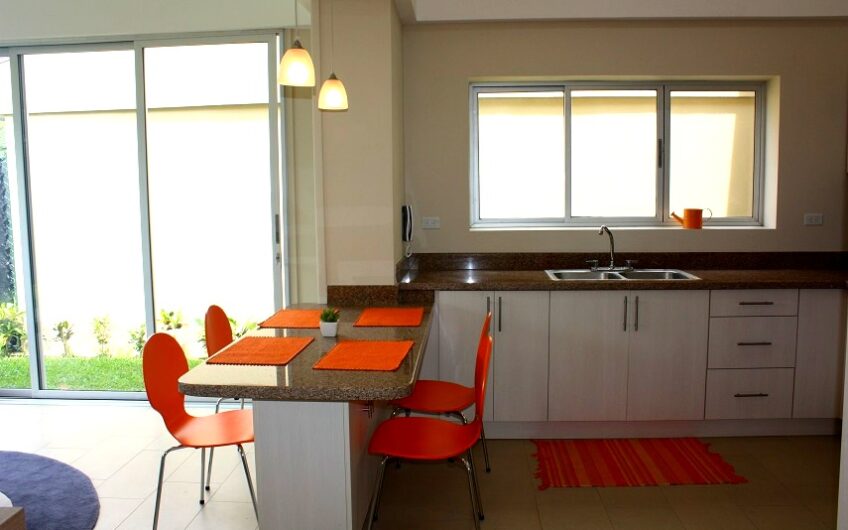 Condo de un nivel de 2 habit. con jardín en Santa Ana Pozos