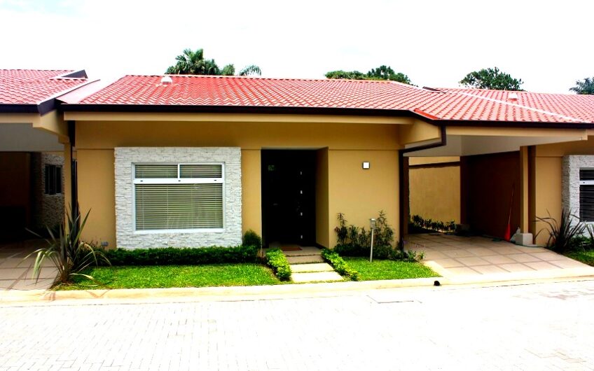 Condo de un nivel de 2 habit. con jardín en Santa Ana Pozos