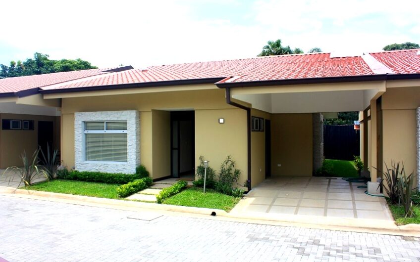 Condo de un nivel de 2 habit. con jardín en Santa Ana Pozos