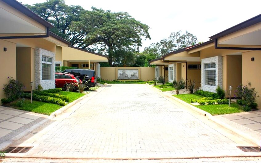 Condo de un nivel de 2 habit. con jardín en Santa Ana Pozos