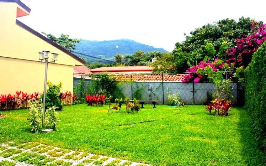 Condo de un nivel de 2 habit. con jardín en Santa Ana Pozos