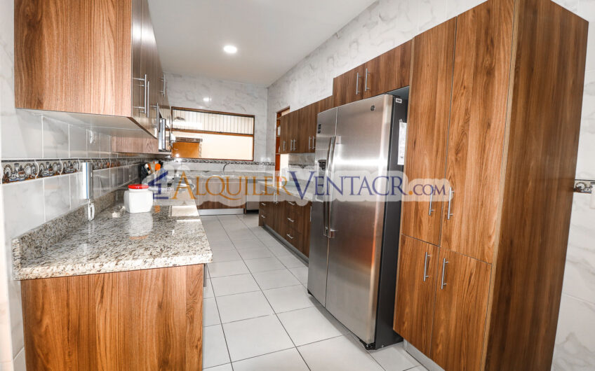 Casa de Un Nivel de 317 m2 en Residencial en San Rafael de Escazú