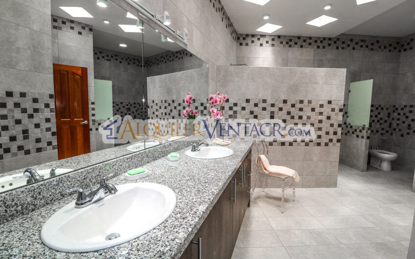 Casa de Un Nivel de 317 m2 en Residencial en San Rafael de Escazú