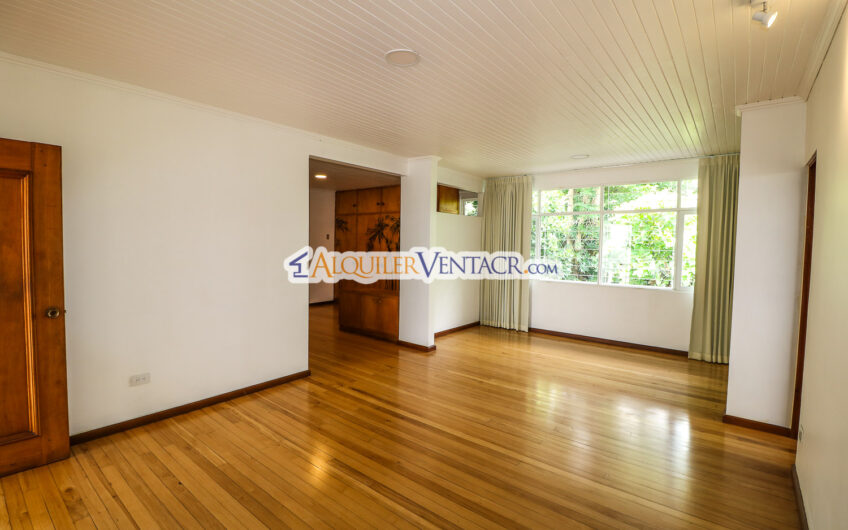 Casa de 650 m2 con piscina privada y 5.454 m2 de terreno en Bello Horizonte Escazú
