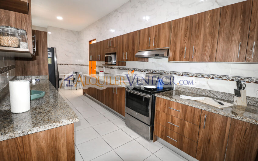 Casa de Un Nivel de 317 m2 en Residencial en San Rafael de Escazú