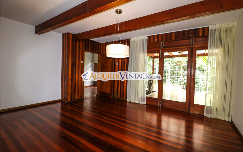 Casa de 650 m2 con piscina privada y 5.454 m2 de terreno en Bello Horizonte Escazú