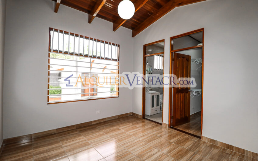 Casa de Un Nivel de 317 m2 en Residencial en San Rafael de Escazú