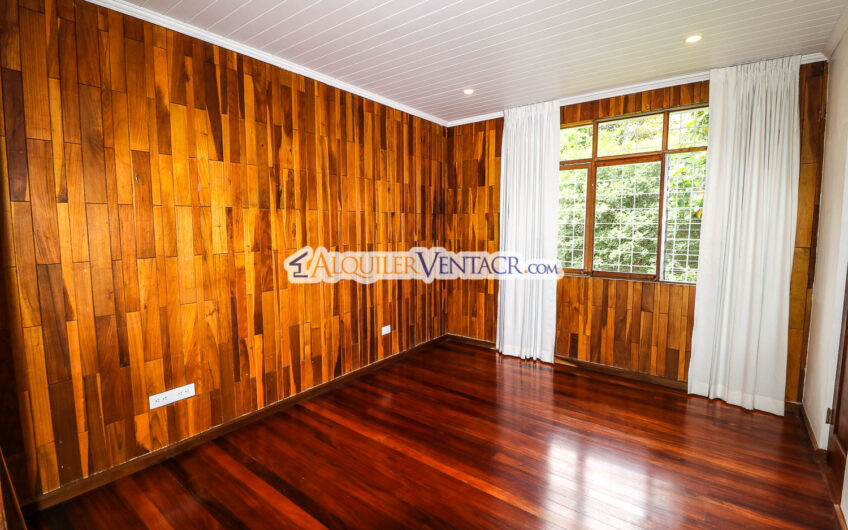 Casa de 650 m2 con piscina privada y 5.454 m2 de terreno en Bello Horizonte Escazú