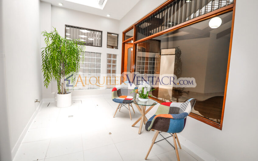 Casa de Un Nivel de 317 m2 en Residencial en San Rafael de Escazú