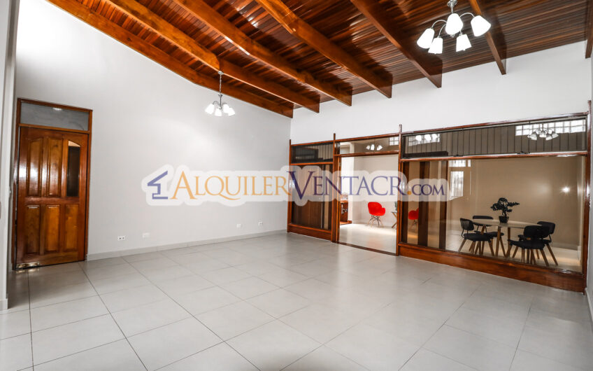 Casa de Un Nivel de 317 m2 en Residencial en San Rafael de Escazú