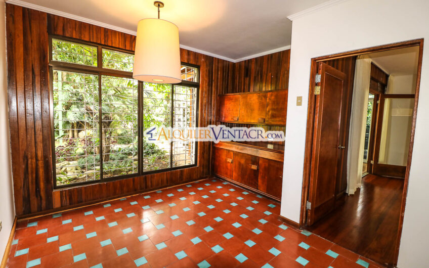 Casa de 650 m2 con piscina privada y 5.454 m2 de terreno en Bello Horizonte Escazú