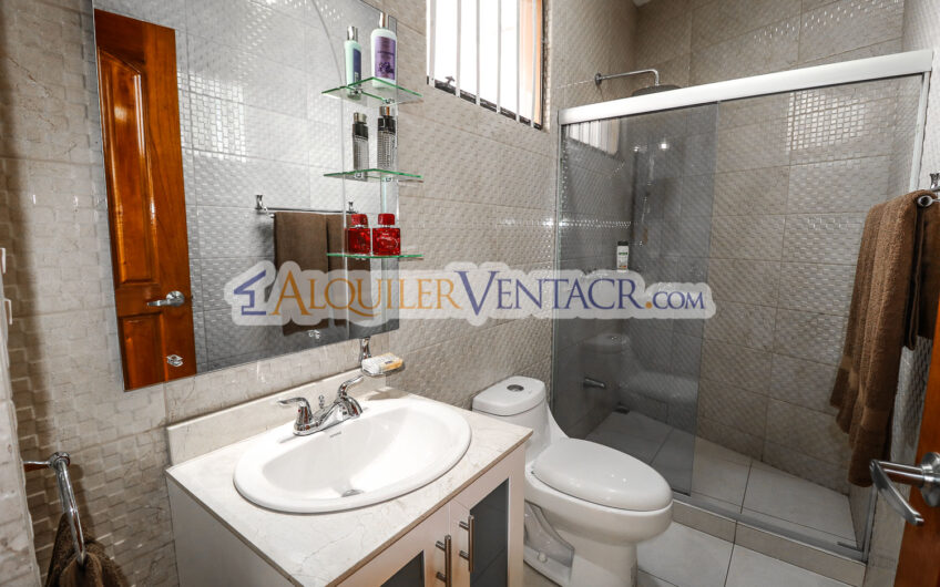 Casa de Un Nivel de 317 m2 en Residencial en San Rafael de Escazú