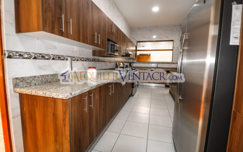 Casa de Un Nivel de 317 m2 en Residencial en San Rafael de Escazú