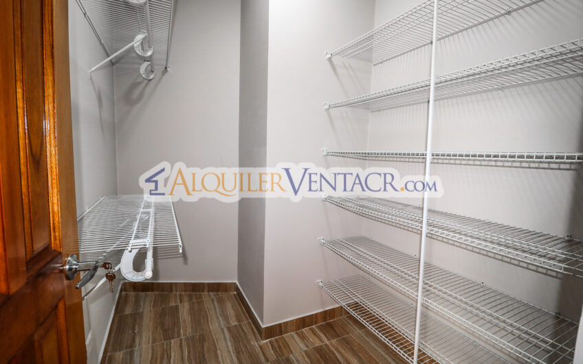 Casa de Un Nivel de 317 m2 en Residencial en San Rafael de Escazú
