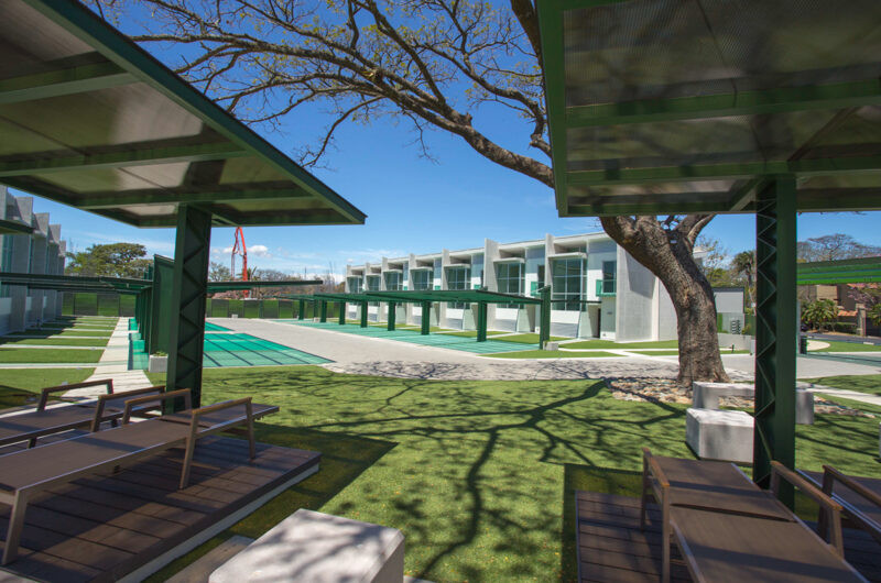 Lindora Santa Ana! Condo contemporáneo amueblado con jardín