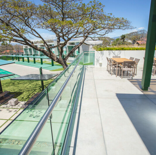 Lindora Santa Ana! Condo contemporáneo amueblado con jardín