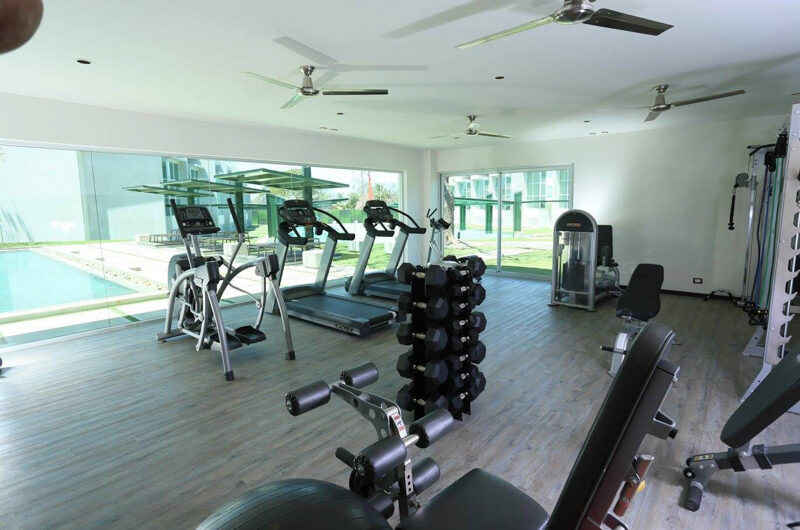 Lindora Santa Ana! Condo contemporáneo amueblado con jardín