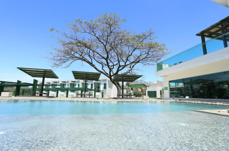 Lindora Santa Ana! Condo contemporáneo amueblado con jardín