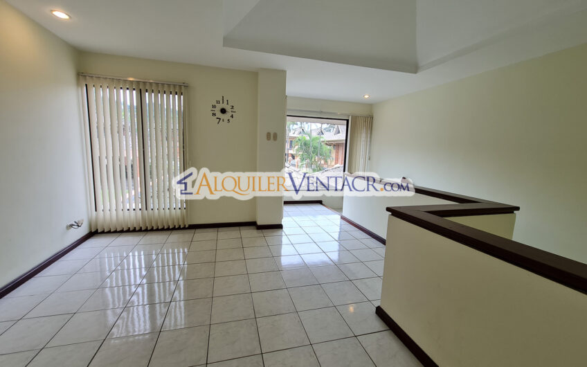 Condo de 3 habit. + de servicio + sala tv en Bello Horizonte Escazú