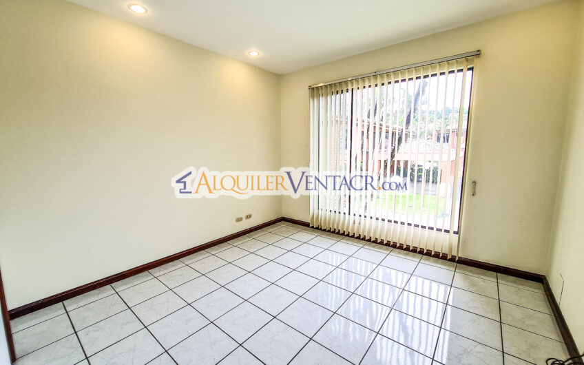Condo de 3 habit. + de servicio + sala tv en Bello Horizonte Escazú