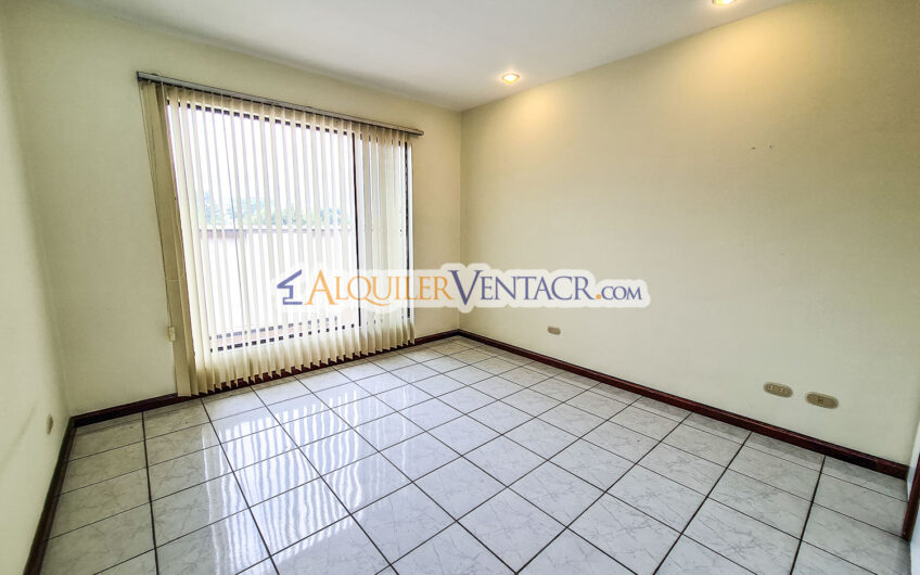 Condo de 3 habit. + de servicio + sala tv en Bello Horizonte Escazú
