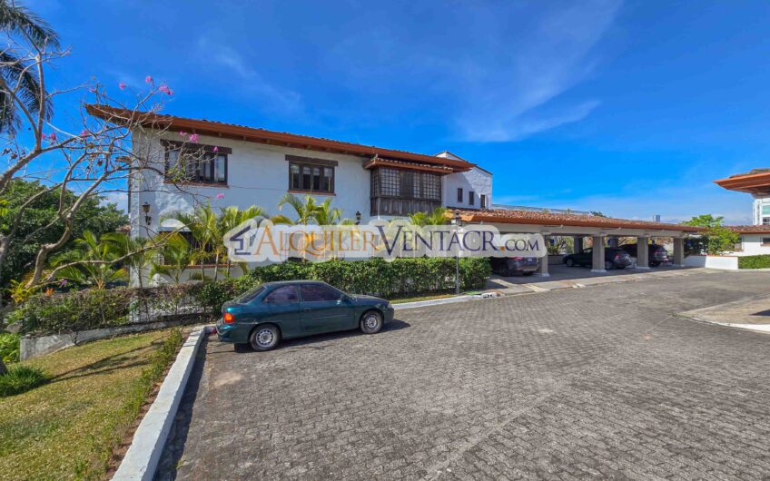 Apartamento de 3 habit. + de servicio / con jardín en Bello Horizonte Escazú