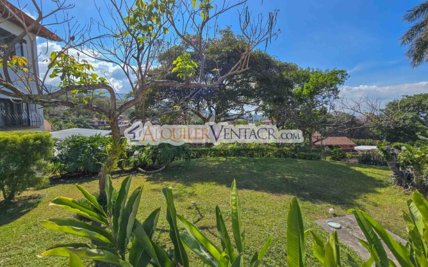 Apartamento de 3 habit. + de servicio / con jardín en Bello Horizonte Escazú