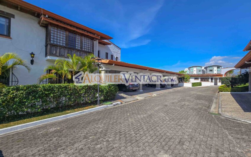 Apartamento de 3 habit. + de servicio / con jardín en Bello Horizonte Escazú